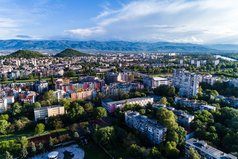 Слънчев и топъл понеделник в Пловдив