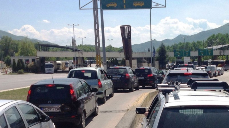 Трафикът е интензивен на някои от граничните пунктове с Румъния и Гърция,