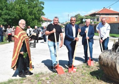 Кметът Димитър Иванов направи първа копка на обновяване на пътната