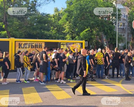 Феновете на Ботев се наредиха на дълга опашка, за да се снимат с Купата