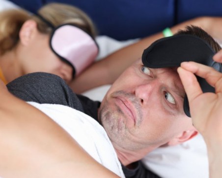 Какво предизвиква говоренето насън?