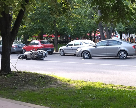 Блъснаха моторист на оживен булевард в Пловдив