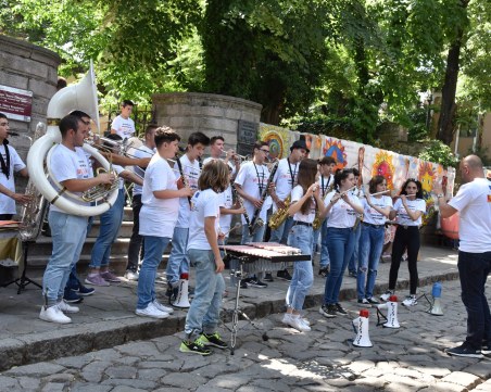 Деца от цялата страна пеят и творят по улиците на Стария град през уикенда