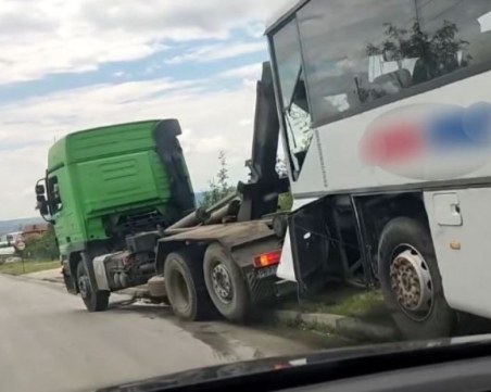 Катастрофа с автобус в Карлово, има щети