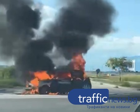 Кола се запали в движение до един от входовете на Пловдив