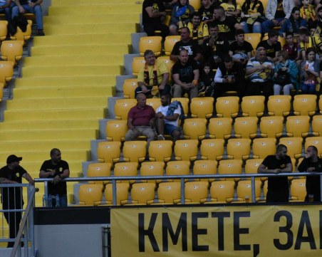 Охранители, фенове или политици? „Ботев гард” си сложиха транспарант на Колежа с питане към кмета