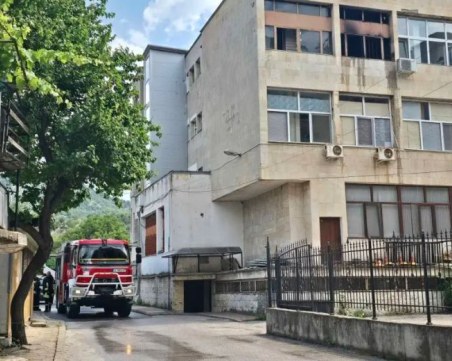Пожар избухна в сградата на община Кресна
