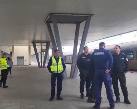 Четирима са в болница след сблъсък между влак и локомотив на Централна гара в София