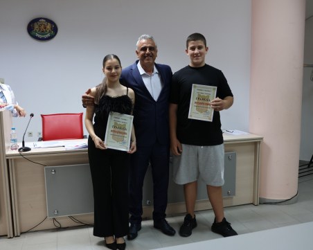 Талантливите Виктория Илиева и Виктор Профиров с почетни дипломи и парична награда от Община Марица