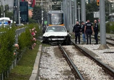 Автомобил катастрофира и се озова на трамвайни релси в София