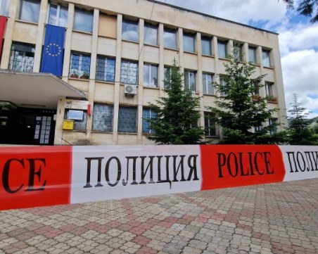 Арестуваха мъжете, нахлули въоръжени в кметството на Шивачево