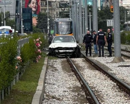 Катастрофа в София: Кола се приземи на трамвайни релси