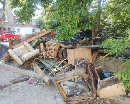Пловдивчани изхвърлиха цялата си покъщана до контейнери в Кючука