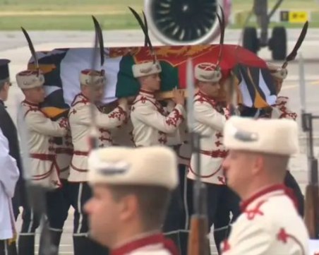 Тленните останки на цар Фердинанд пристигнаха в България