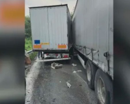 Верижна катастрофа с четири тира затвори главен път