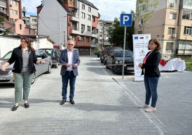 Заместник кметът по строителство и инвестиции инж Тошо Пашов преряза символично