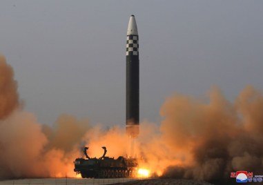 Северна Корея изстреля днес от източното си крайбрежие десет балистични