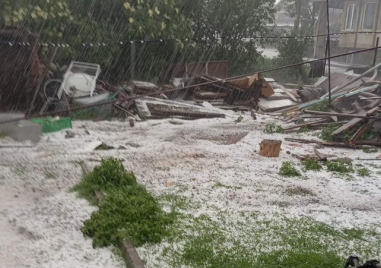 Силна буря връхлетя София Градушка падна в столичния квартал Горна