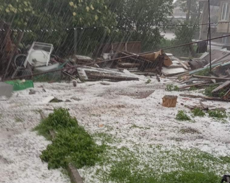 Силна буря с градушка удари София