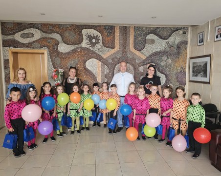 Детски песни огласиха Областна администрация Пловдив по случай 1ви  юни