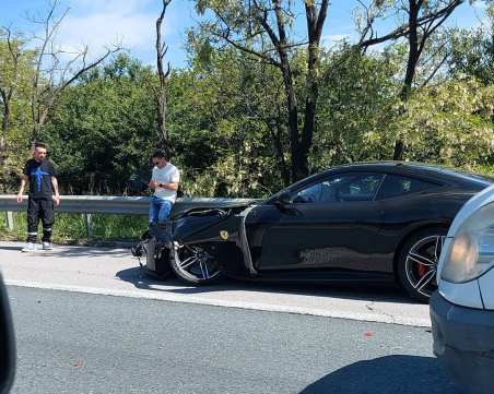 Ферари се размаза в мантинелата на АМ Тракия, два буса са се ударили наблизо