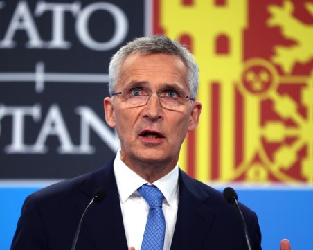 Столтенберг: Украйна има право на самозащита, това включва и нанасянето на удари по военни цели в Русия