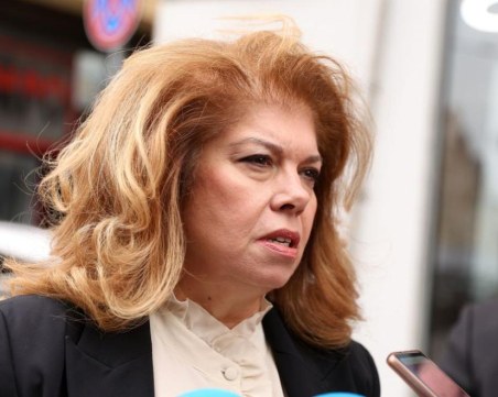 Йотова: Външният министър да покаже в ресорната комисия кореспонденцията за Сребреница