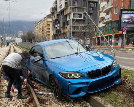 „Виж как върви БМВ-то”: Софиянка хвана дрифтър в крачка, разсмя мрежата