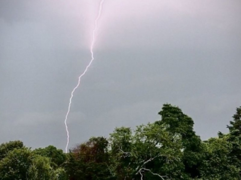 Мълния падна в двора на Софийската митрополия. Това се е