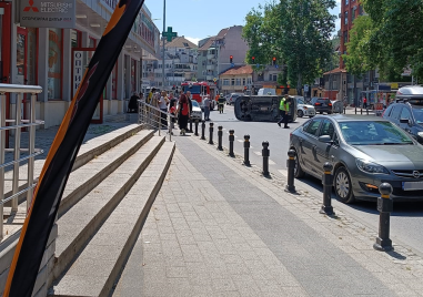 Лек автомобил се е обърнал странично на булевард Васил Априлов