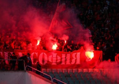 Фенове на ЦСКА нахлуха на терена на Националния стадион Васил