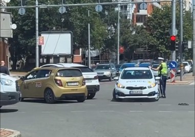 Такси и джип се сблъскаха на оживен булевард в Пловдив