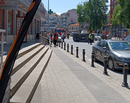 Автомобил се обърна странично в Пловдив