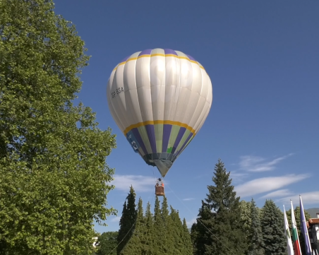 Балон с малки гайдари и парашутисти полетя над Калофер