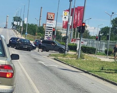 Две коли се блъснаха на бул. 