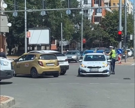Такси и джип се удариха на оживено кръстовище в Пловдив