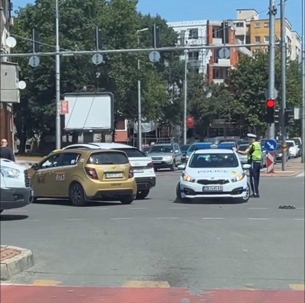 Такси и джип се удариха на оживено кръстовище в Пловдив