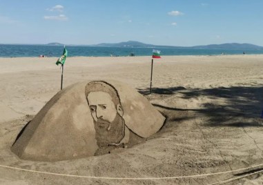 Ликът на Христо Ботев от пясък се появи на бургаския