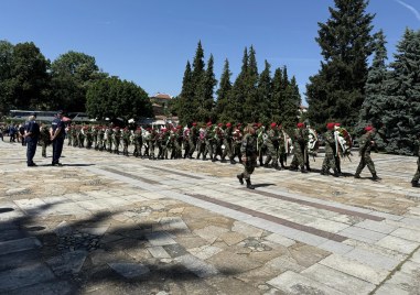 Военен ритуал с изнасяне на знамето на Ботевата чета започна