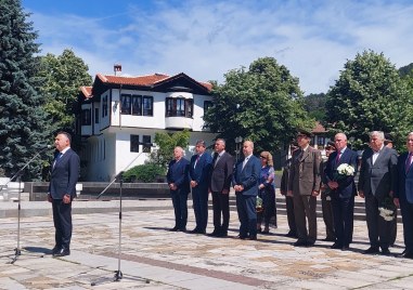 Областният управител на Пловдив инж д р Илия Зюмбилев отдаде почит