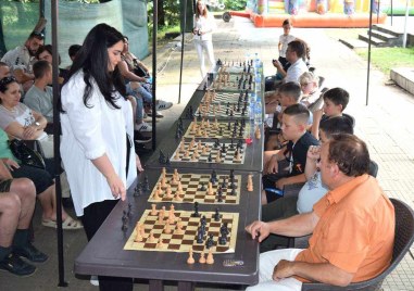 Европейската и републиканска шампионка по шахмат Виктория Радева зарадва деца