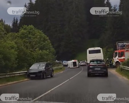11 пътници е имало в микробуса, който се обърна край Чепеларе – двама са пострадали