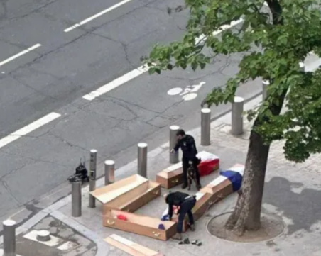 Арестуваха българин в Париж за ковчези с надпис 