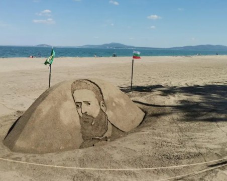 Чужденци изваяха лика на Ботев на бургаския плаж