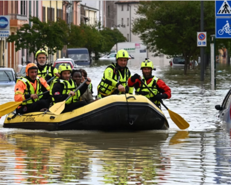Издирват трима души, отнесени от придошлите води на река в Италия