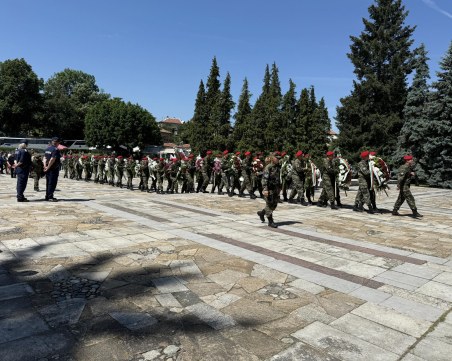 Изнесоха знамето на Ботевата чета в Калофер, започна военният ритуал в памет на революционера