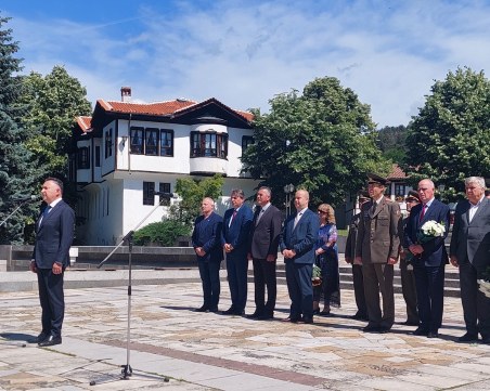Областният управител на Пловдив отдаде почит за 2 юни в Калофер
