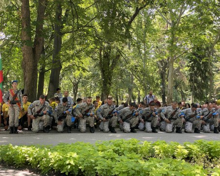 Пловдив затихна в памет на Ботев, стотици се стекоха с цветя пред паметника му