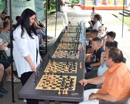 Шампионката Виктория Радева зарадва малки и големи в Рогош с демонстративен сеанс по шахмат