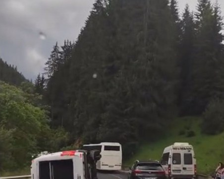 Тежка катастрофа край Чепеларе, микробус се обърна